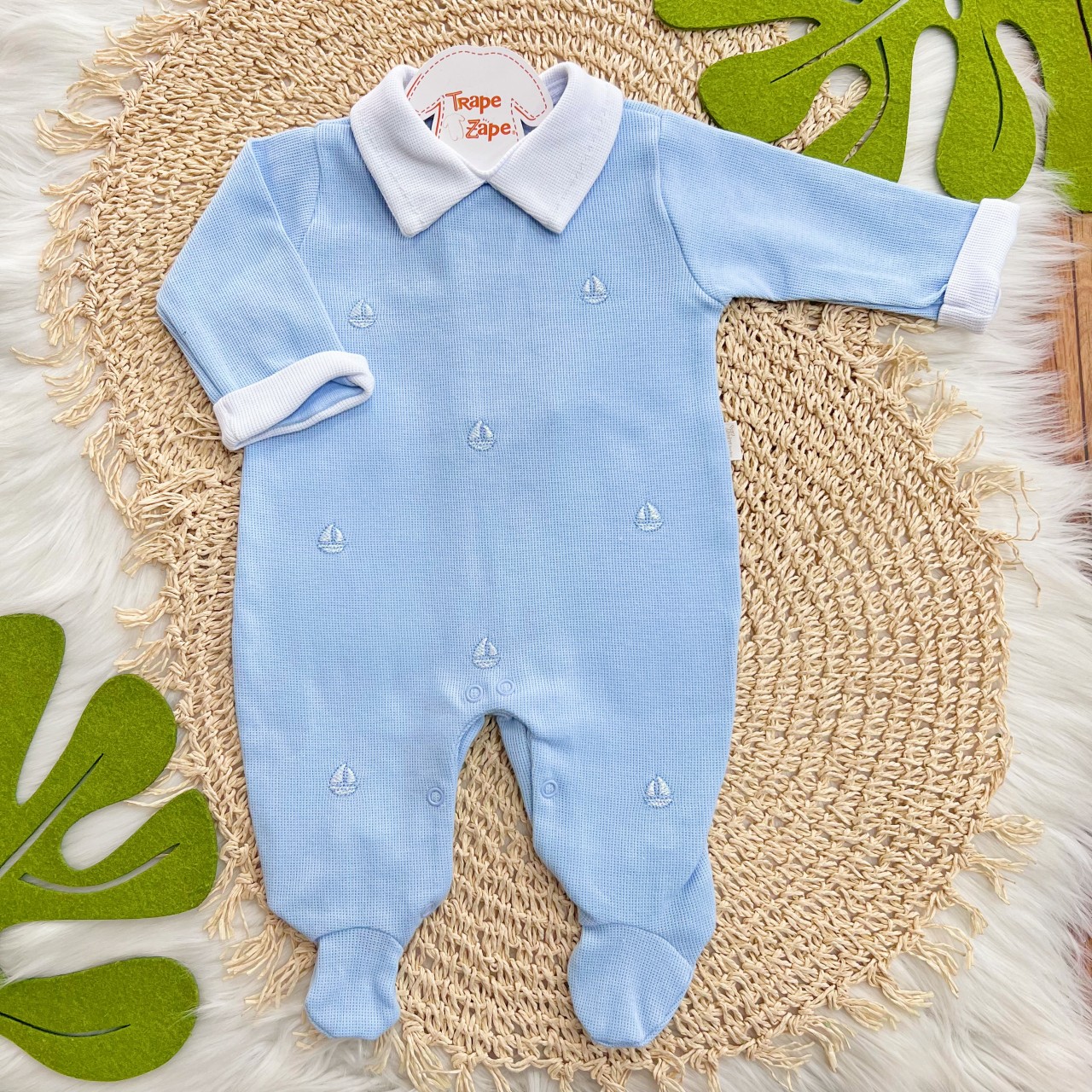 Macacão Tricotil (Tricot 100% Algodão) com Gola e Bordado - Azul Bebê Barquinhos